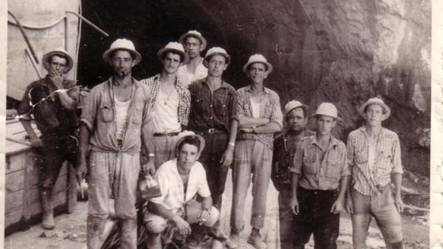 Obreros de la presa de Torrejón-Tajo, construida en 1966.