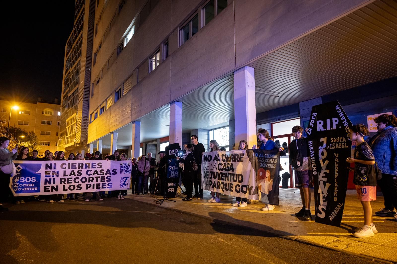 Protesta contra el cierre de las Zonas Jóvenes en Zaragoza