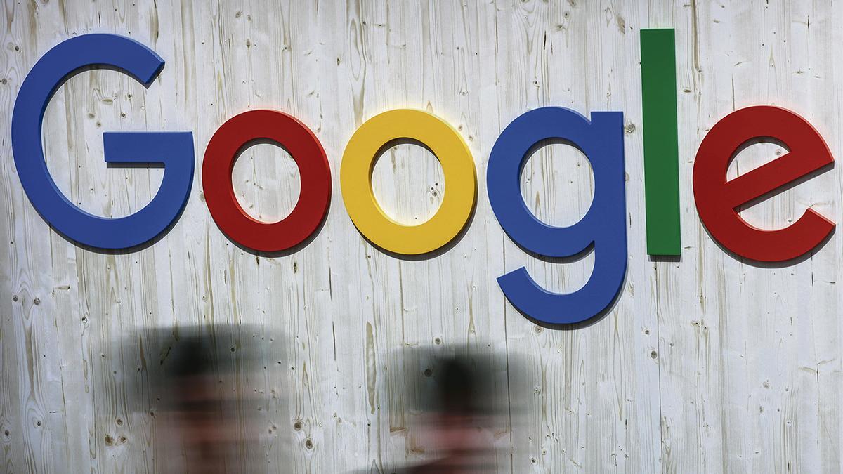 Imagen de archivo de un rótulo con el logo de Google.