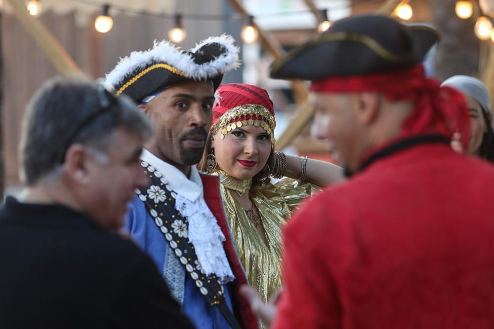 Una banda de música andalusí y una bailarina oriental inauguran el Mercado Marinero Medieval, que se celebrará hasta el domingo con más de 100 pouestos de artesanía y gastronomía.