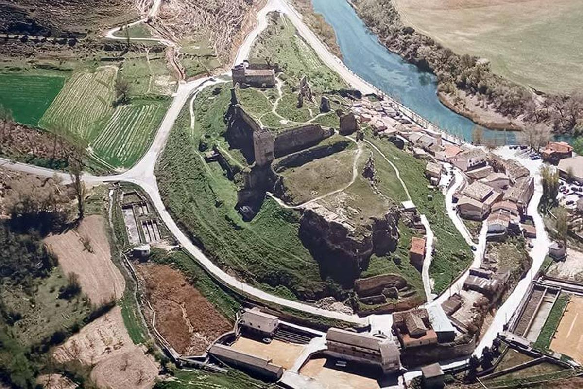 Levantado en un punto estratégico sobre el río Tajo, su presencia domina el entorno y deja ver desde lejos por qué este cerro fue elegido como enclave defensivo