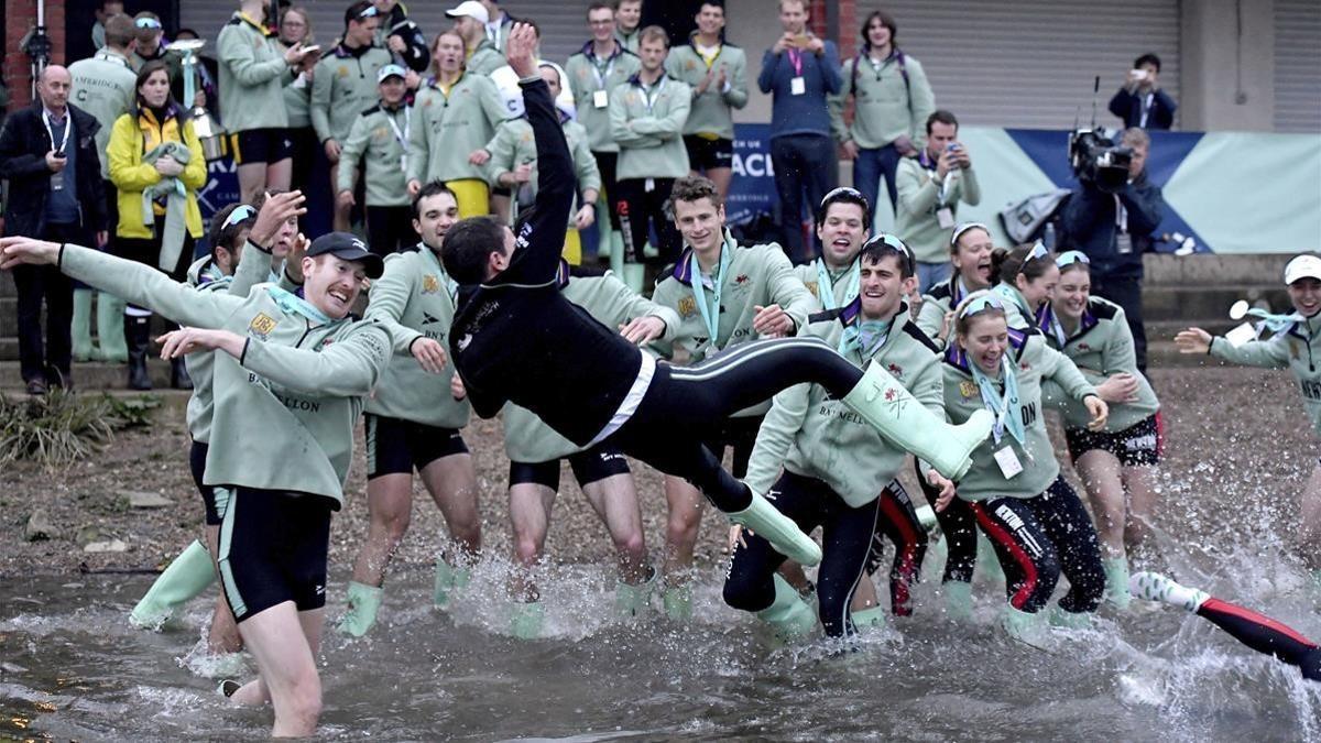 El presidente del Cambridge University Boat Club es lanzado al Támesis por los miembros de su grupo.