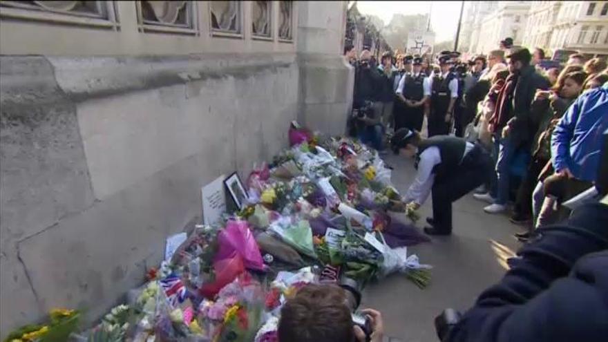 Multitudinario homenaje al policía asesinado en el atentado de Londres