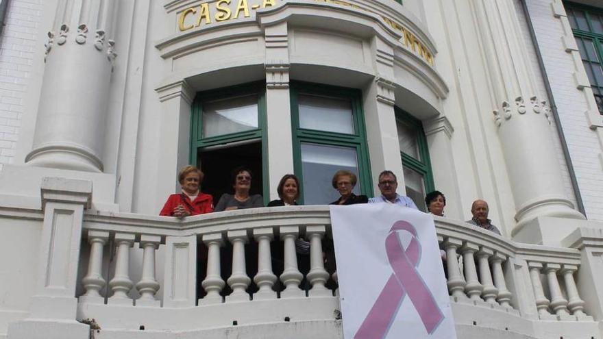 Por la izquierda, la vocal de la Asociación Contra el Cáncer en Valdés, María Esther Fernández; la coordinadora del colectivo, Nieves Gudín; la concejala de Sanidad, Rocío Suárez; Aurora Pérez, Simón Guardado, la concejala de Igualdad, Ángeles Rodríguez, y el concejal de Cultura, Gumersindo Cuervo.