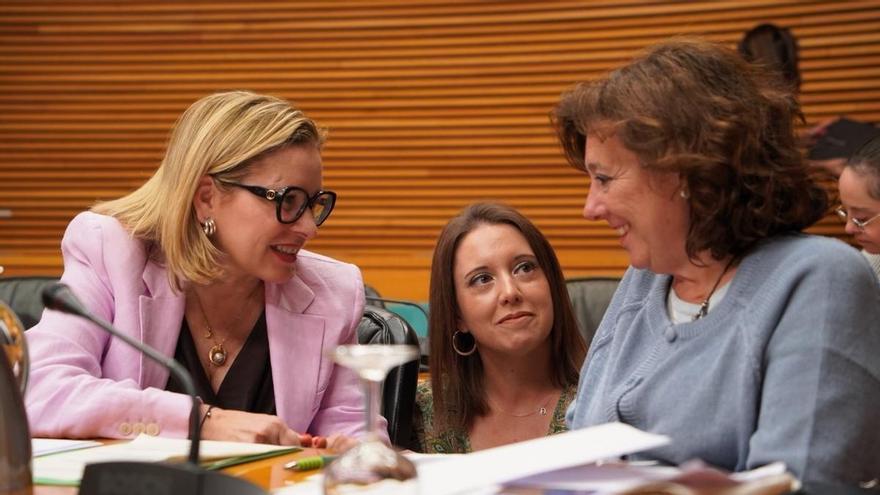PP y Vox escenifican su alianza con el macrodecreto de Llorca con los presupuestos en el horizonte