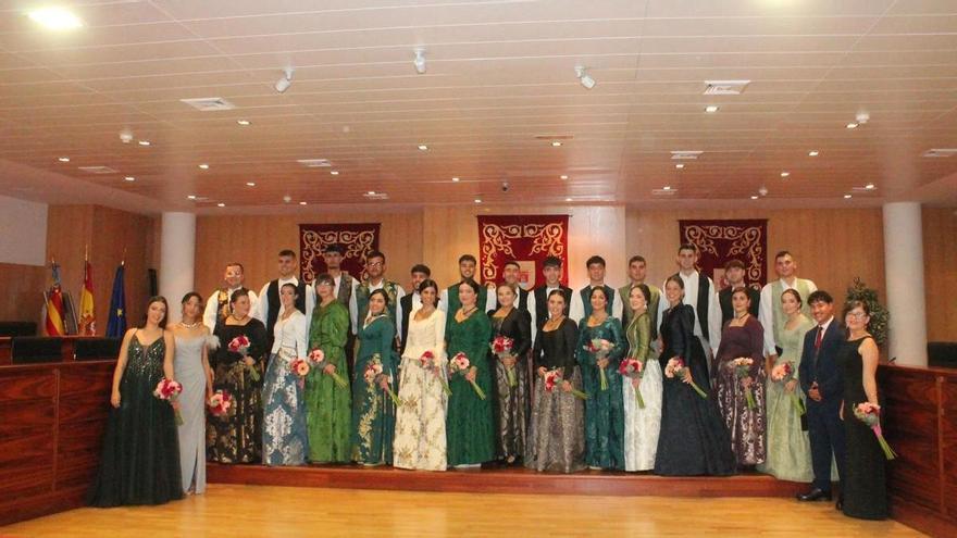 Almenara presenta a las 13 parejas de festeras y festeros de sus patronales