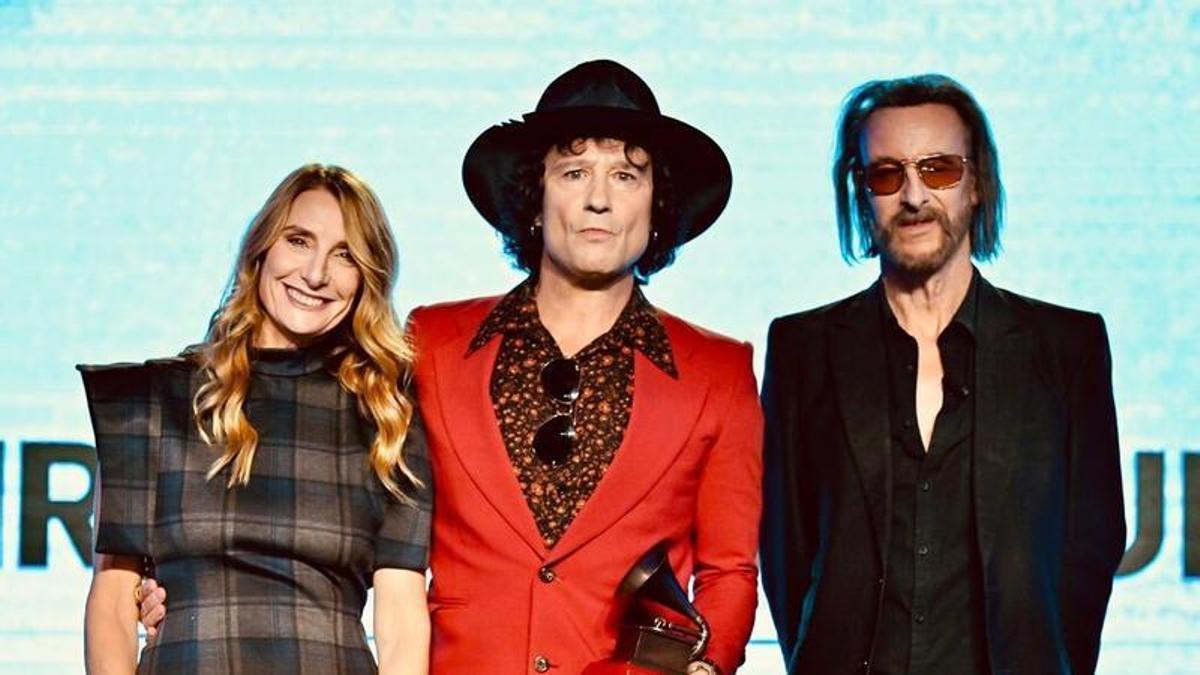 Enrique Bunbury recibió la madrugada del martes su galardón en los Grammy Latinos.
