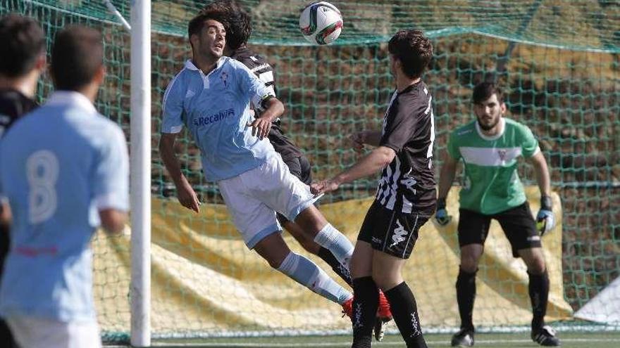 Un jugador del Celta disputa un balón. // Adrián Irago