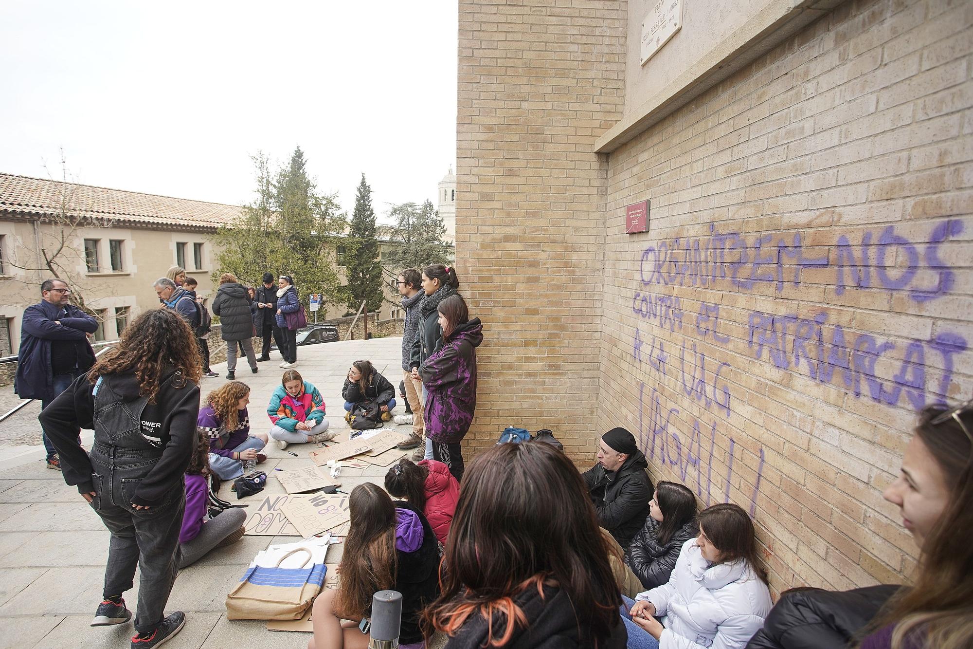 Els piquets per la vaga feminista bloquegen l'entrada al Campus del Barri Vell de la UdG