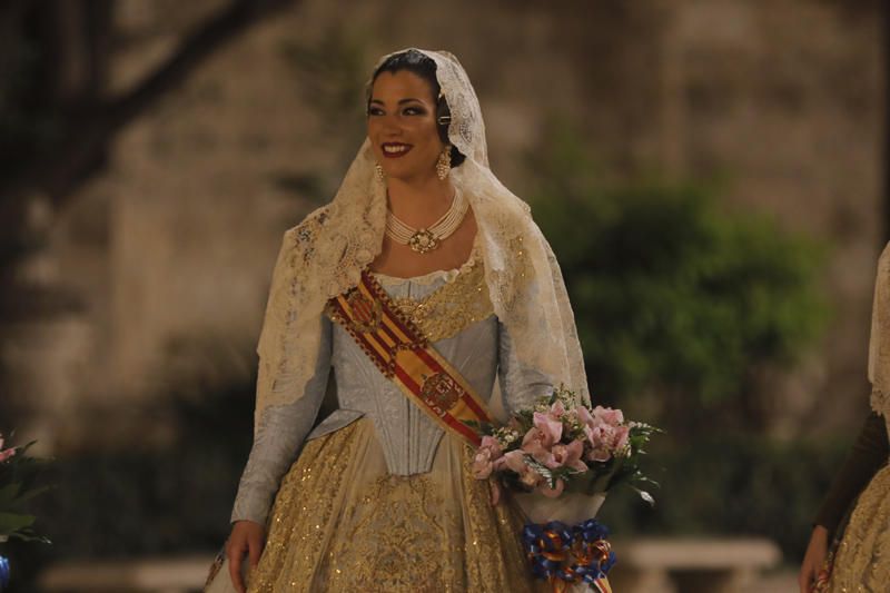 Marina Civera y su corte de honor en la Ofrenda de las Fallas 2019.