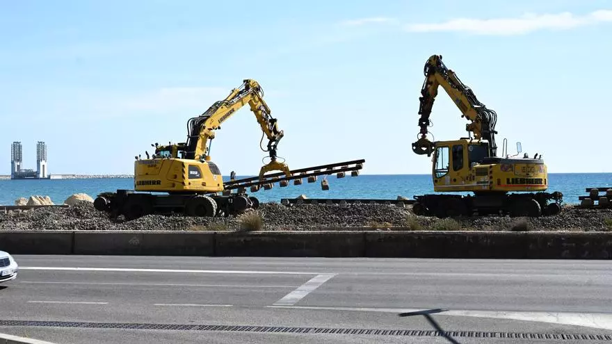 Arrancan los trabajos de renovación de las vías del tren frente a la costa de Alicante