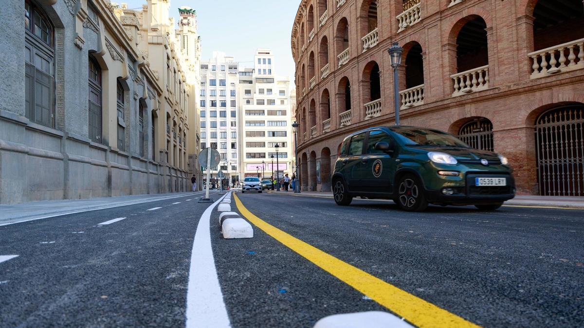 La calle Alicante se ha reabierto al tráfico a pesar de las peticiones vecinales para peatonalizarla