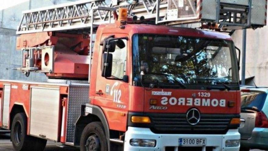 Rescatadas dos mujeres y tres menores de un balcón por un incendio en Almería