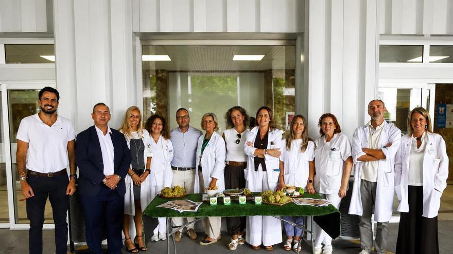 El Hospital Universitario de Badajoz endulza la estancia de sus pacientes con más de 100 kilos de uva de Tierra de Barros