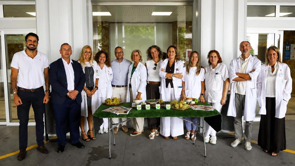 Personal del Área de Salud de Badajoz y de la CEAL, junto al menú del Hospital Universitario.