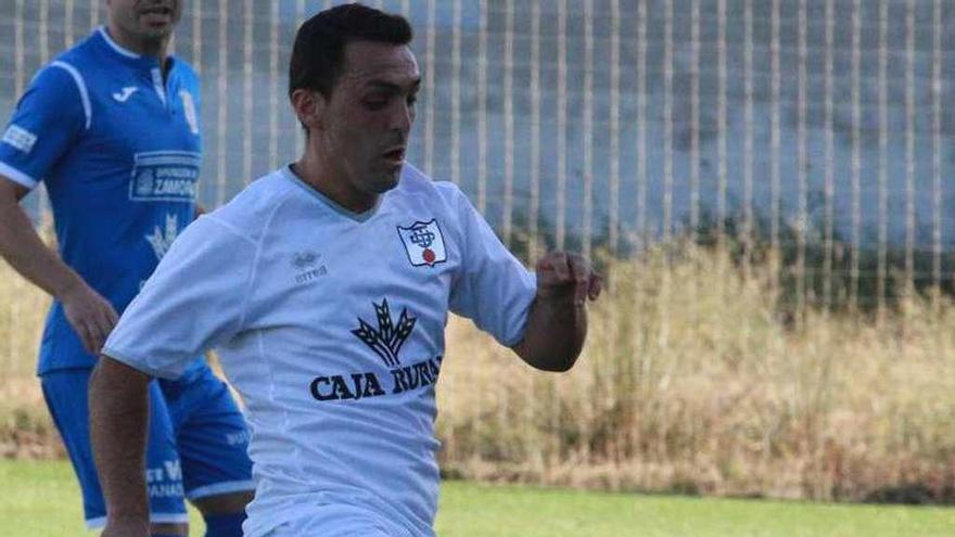 Un jugador de la Toresana intenta controlar el balón.