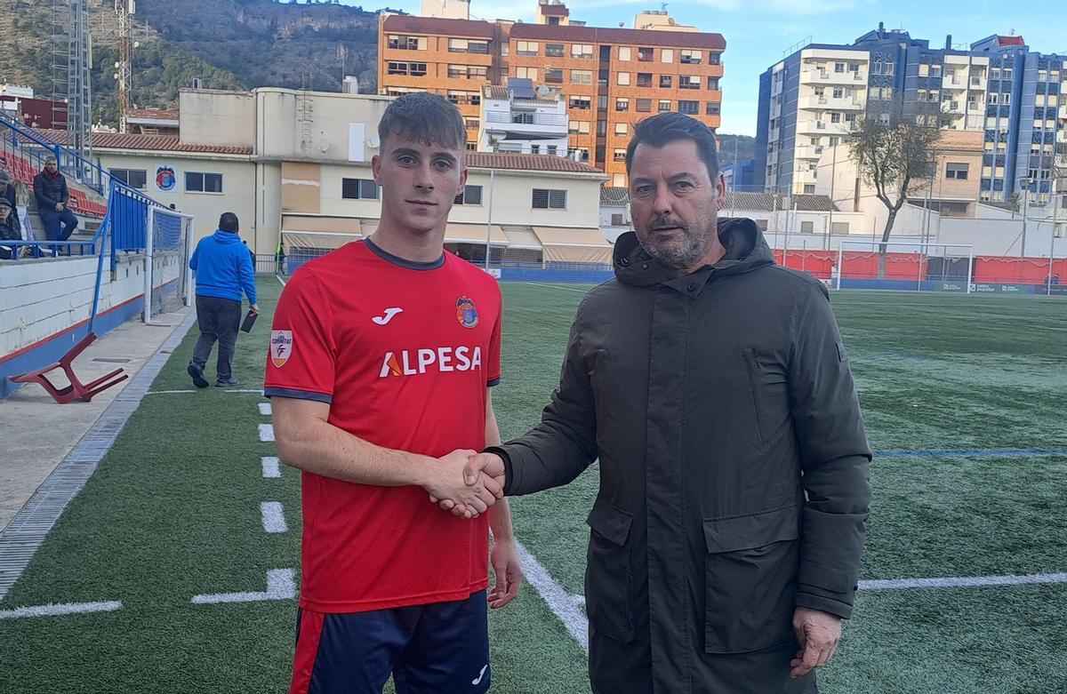 El joven defensa Román, con el presidente de la entidad