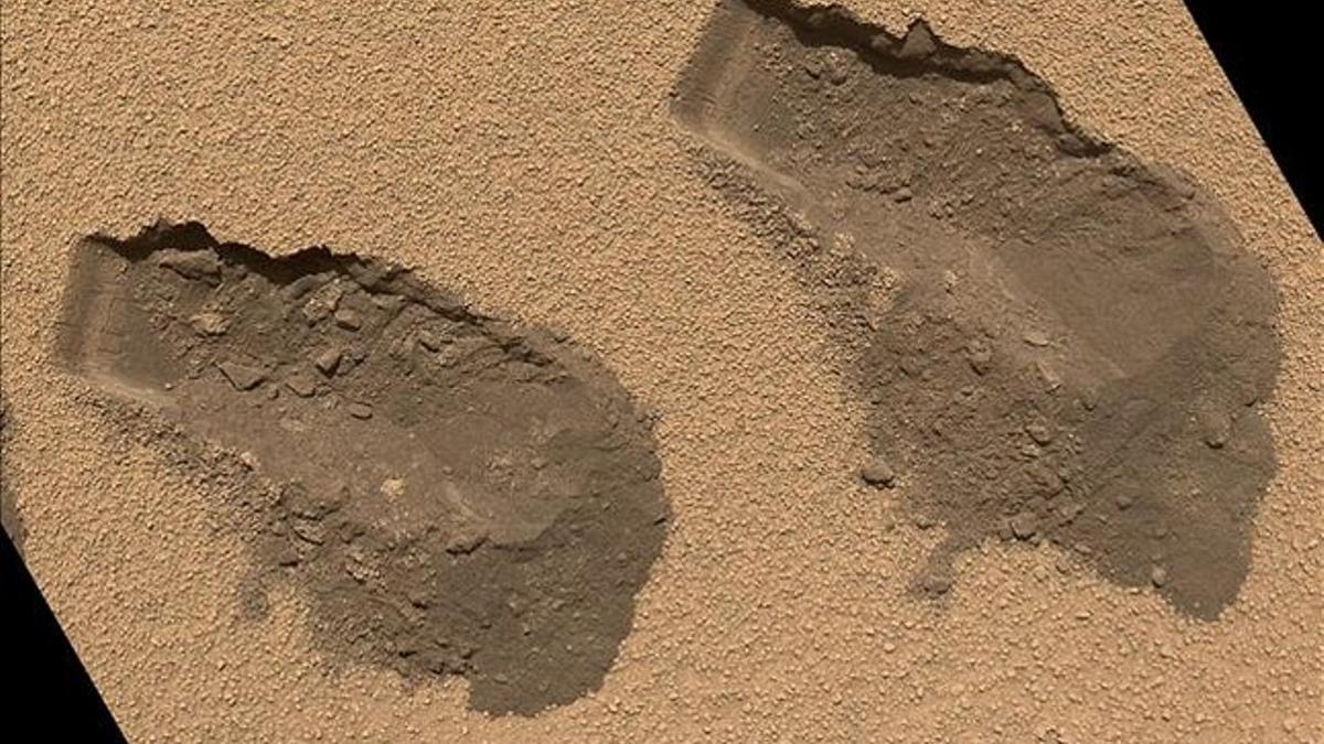 Aspecto del suelo de Marte después de que el robot recogiera una muestra.