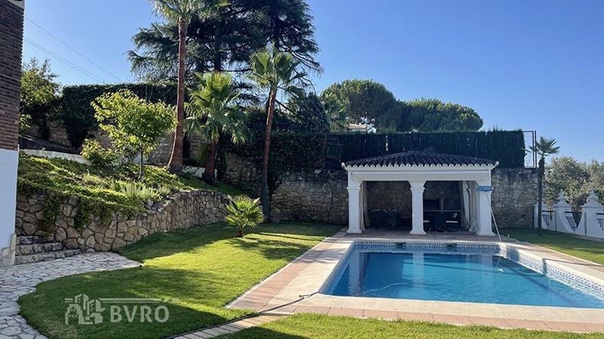 A la venta un espectacular chalet con jardín y piscina en el Barrio de El Brillante
