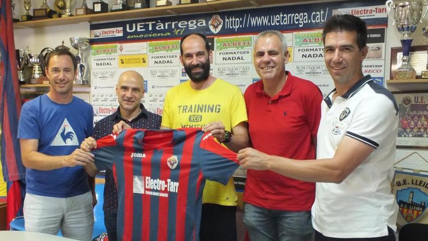 Víctor Vera (centre) el dia de la seva presentació a Tàrrega