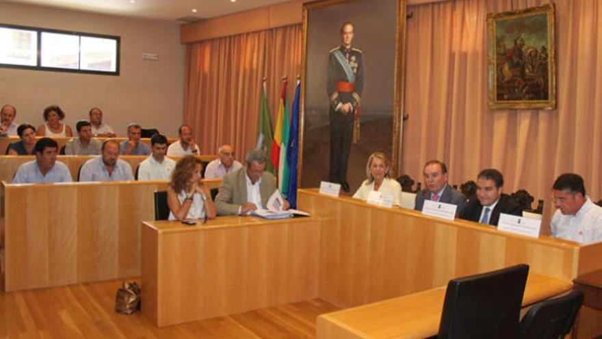 Una imagen de la reunión de Bendodo en el Ayuntamiento de Vélez Málaga.