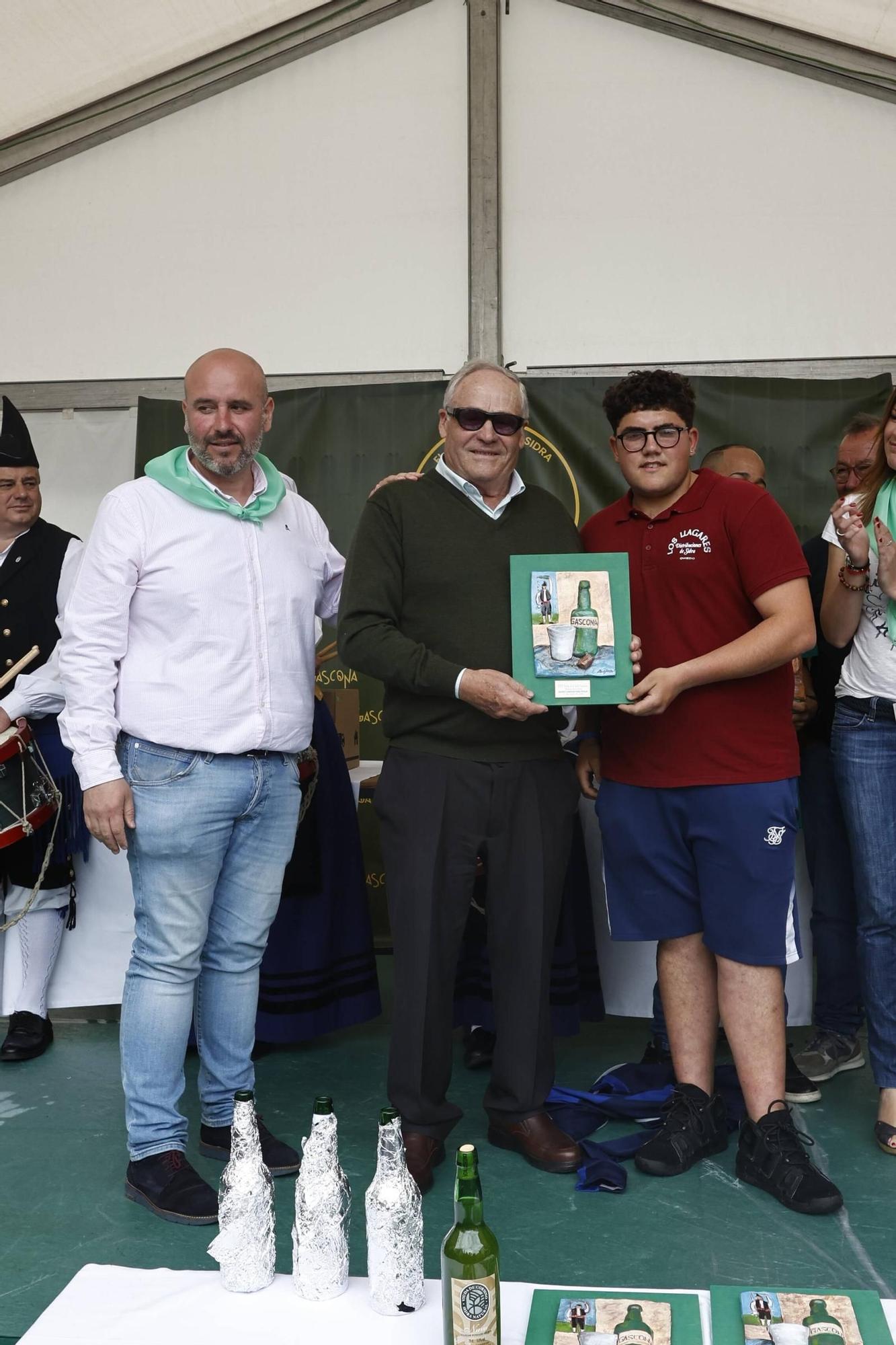 EN IMÁGENES: El buen tiempo y el oviedismo maridan una preba de la sidra multitudinaria en Gascona