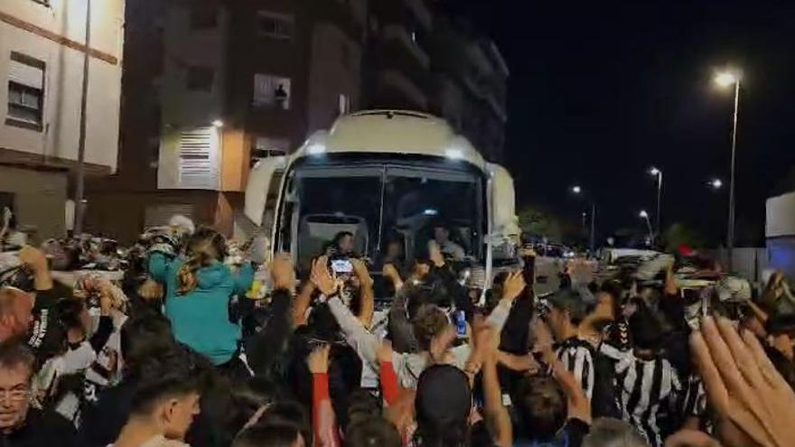 Vídeo | Así ha sido el recibimiento al bus del Castellón en Castalia tras el 2-3 de Murcia