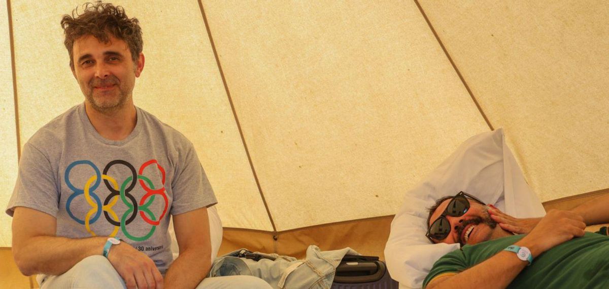 El dúo cordobés en el glamping esperando la actuación de Primal Scream. |  Iñaki Abella