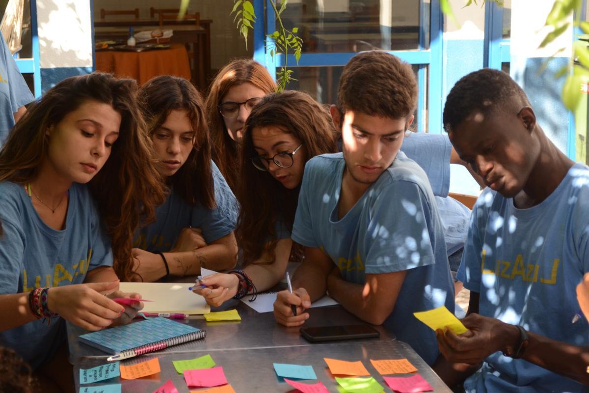 Uno de los talleres que se organizan durante la semana de convivencia de la ONG LuzAzul.