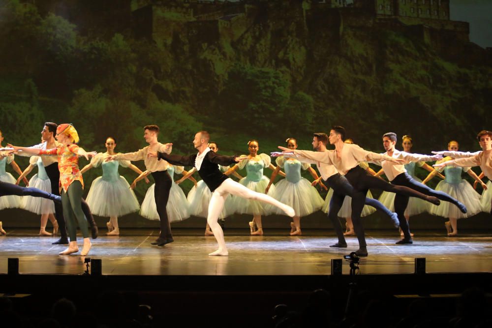 El Teatro Cervantes acoge la versión escénica de Alicia en el país de las maravillas y El lago de los cisnes, este último coreografiado por Valentina Letova