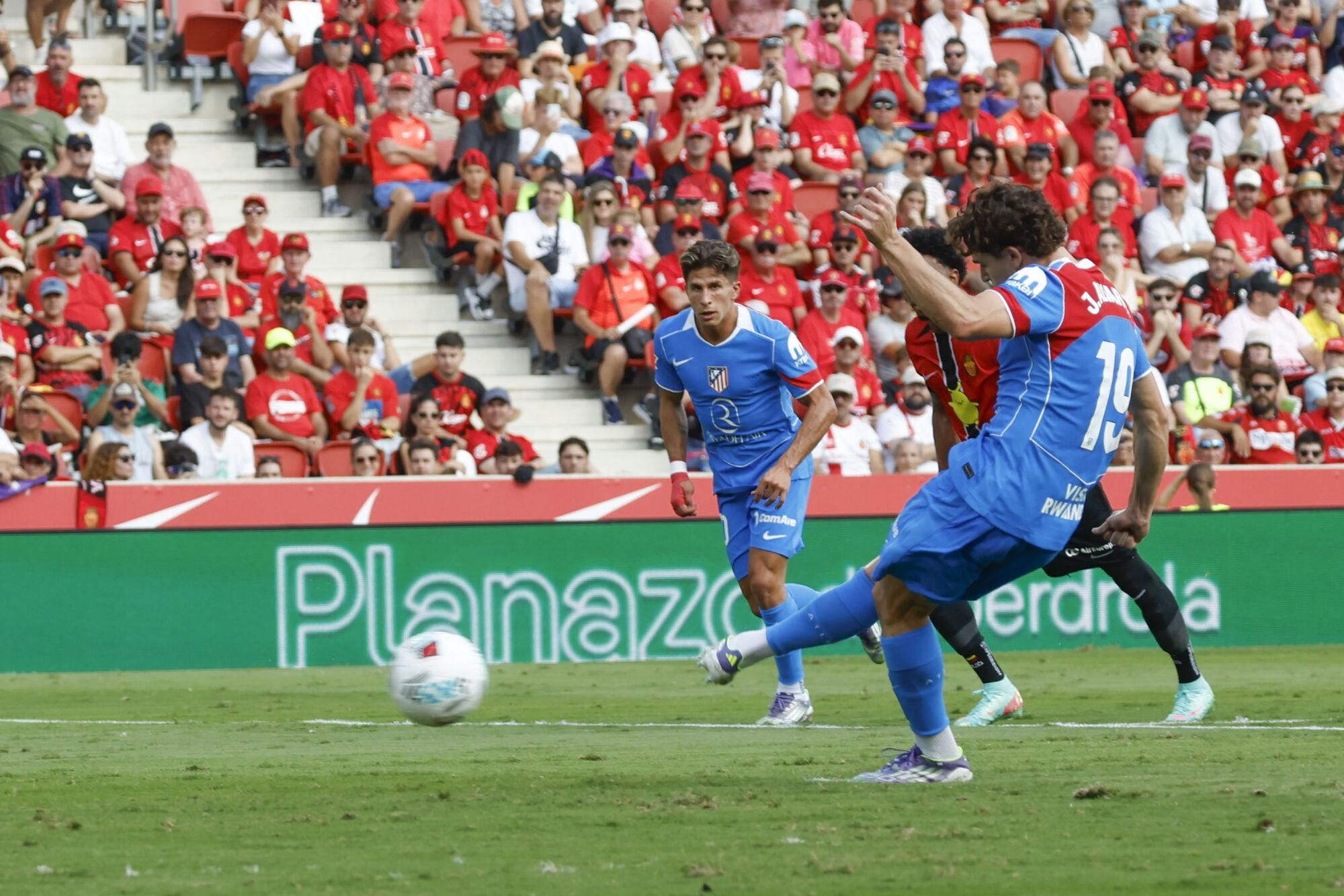 PALMA DE MALLORCA, 21/09/2025.- El delantero argentino del Atlético de Madrid Julián Álvarez (d) en acción este domingo, durante el partido de la jornada 5 de LaLiga EA SPorts, entre el Real Mallorca y el Atlético de Madrid, que se disputa en el estadio de Son Moix de Palma de Mallorca. EFE/ CATI CLADERA