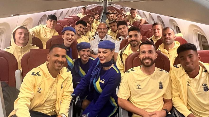 Viera, Kirian y Marvin, en primera fila, junto a las azafatas, pilotos y el resto del plantel de la UD, que voló de Gran Canaria a Valencia.