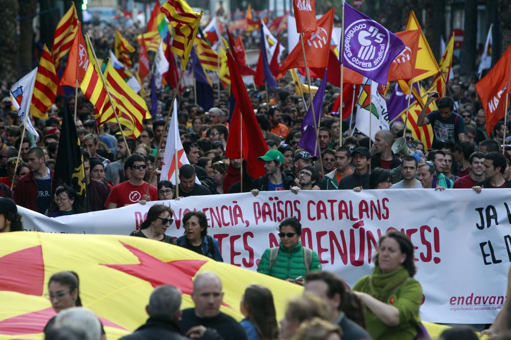 Manifestación en Valencia con motivo del 25 d'Abril