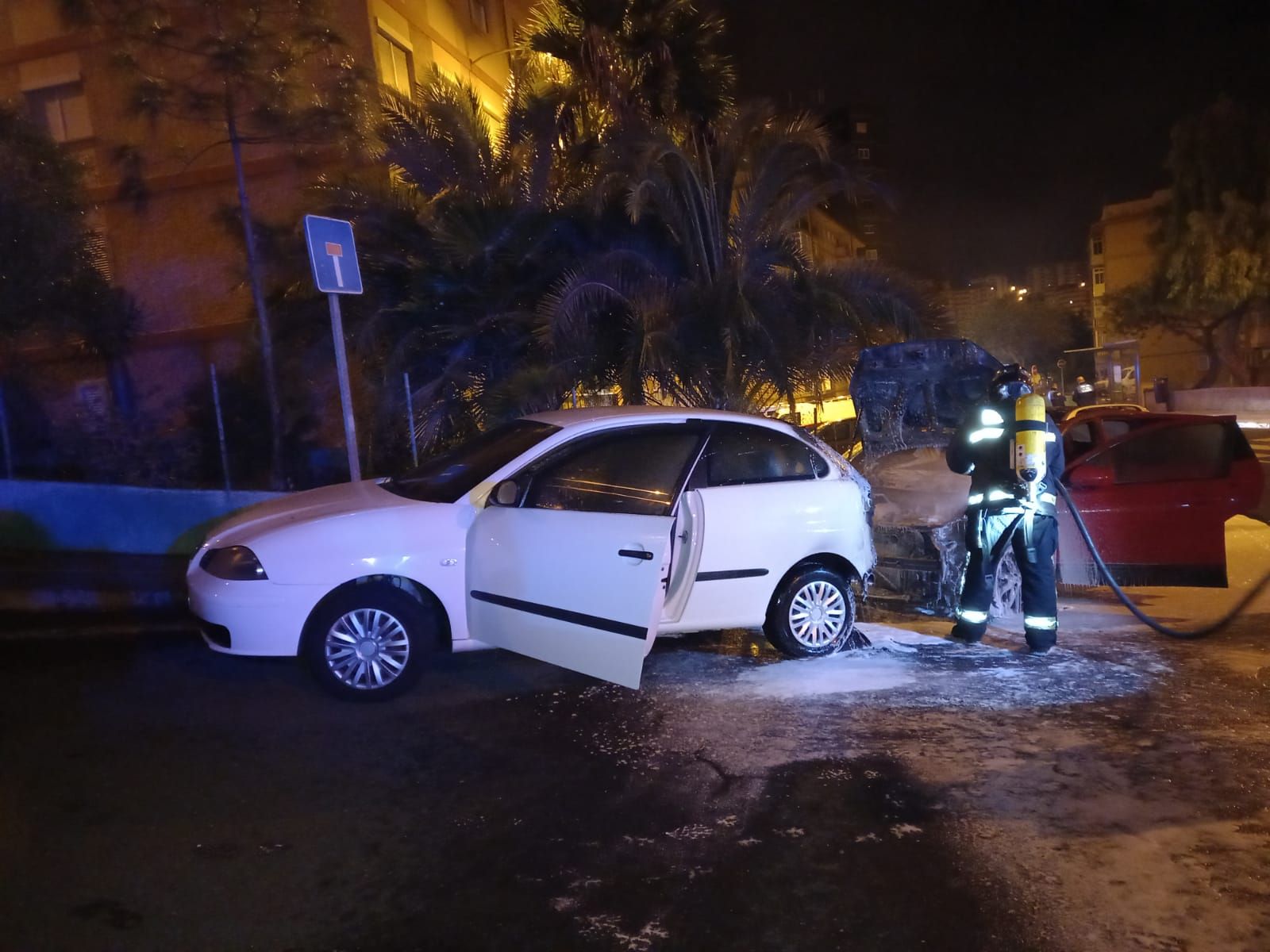 Otro de los vehículos incendiados en el suceso.