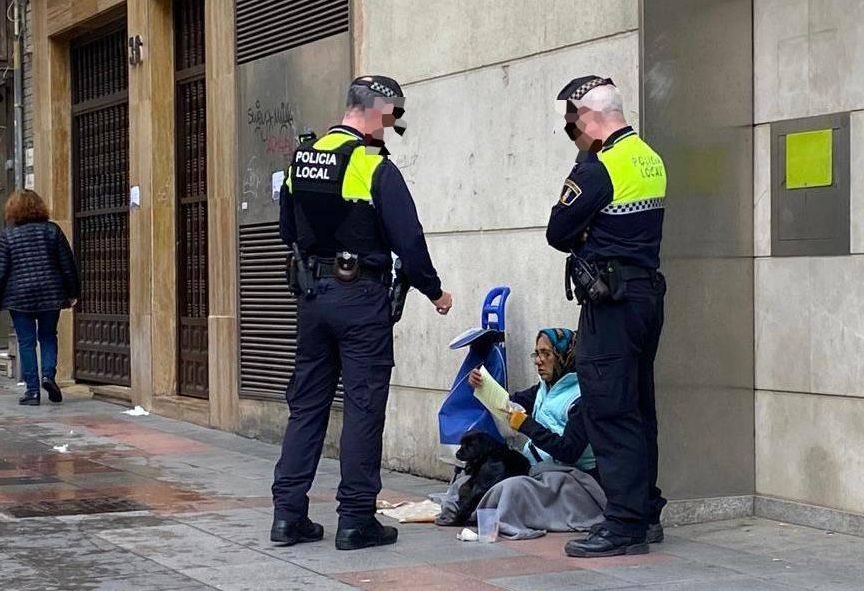 La mujer, con la sanción en la mano, junto a los agentes policiales