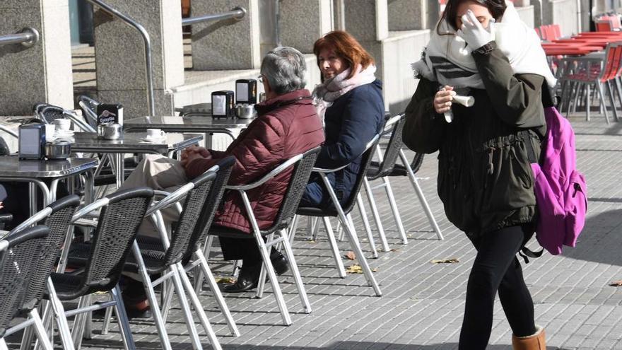 Varias personas al sol y abrigadas en A Coruña.