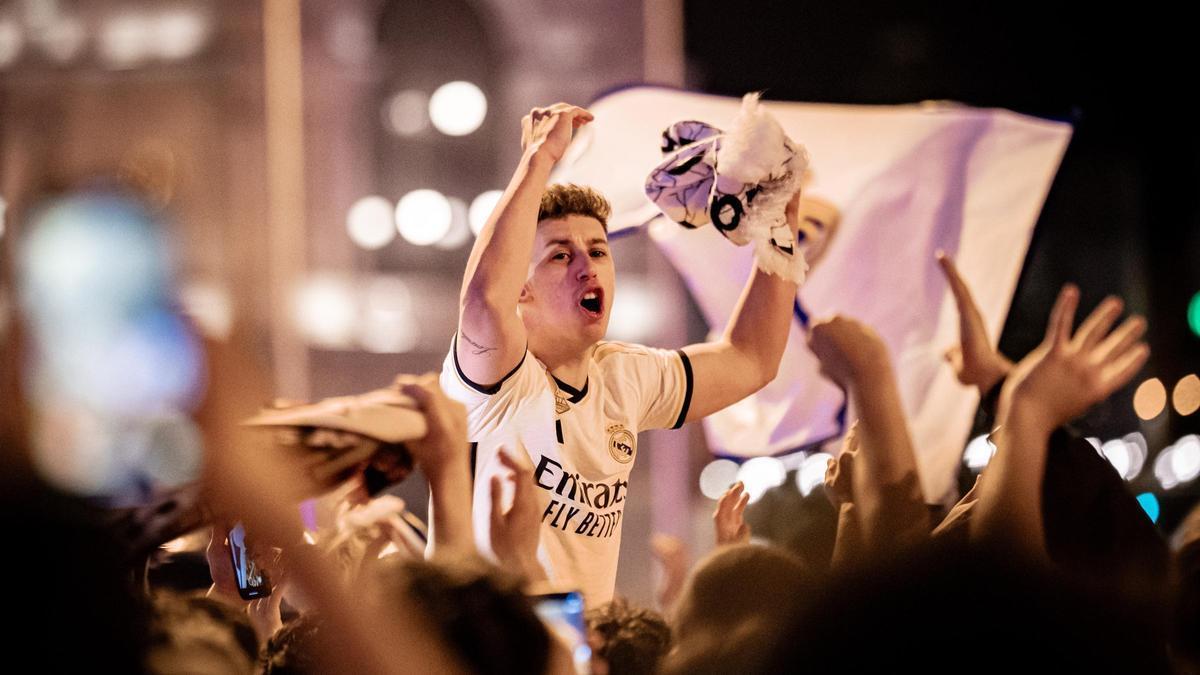 Los aficionados del Real Madrid celebran la 36ª Liga en la plaza de Cibeles.