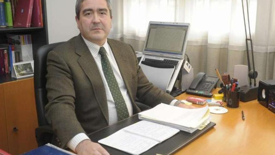 Ignacio Picatoste, en su despacho de la Audiencia Provincial de A Coruña. / víctor echave