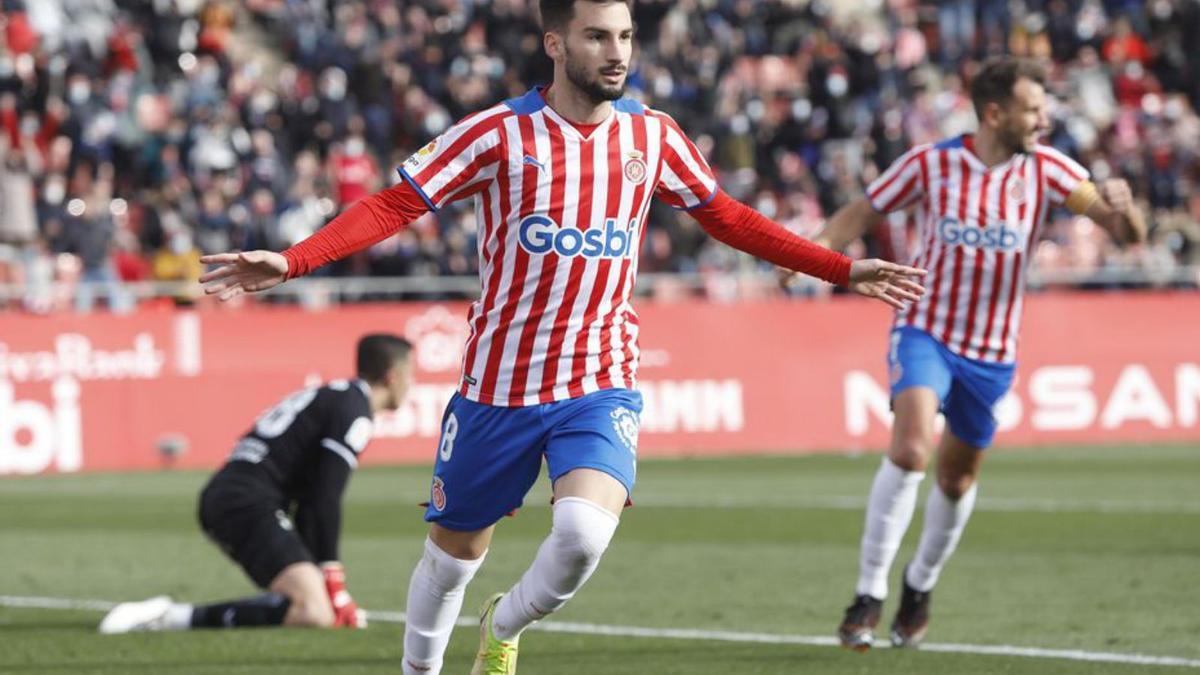 Álex Baena celebra el gol que li va fer al Fuenlabrada