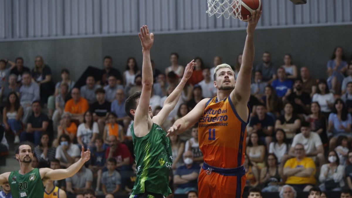 Una canasta del Valencia Basket en el duelo de ayer ante el Albacete en l’Alqueria.   | EDUARDO RIPOLL