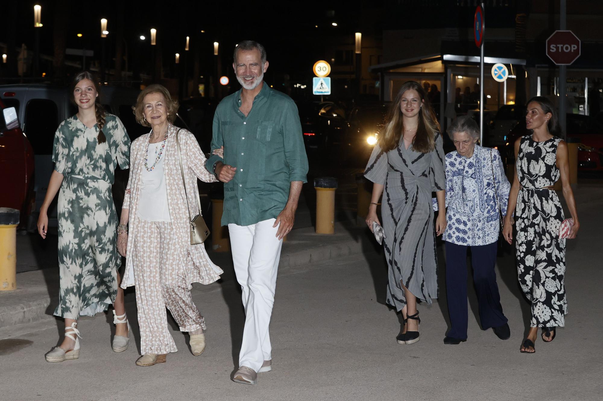 Primera fotografía de doña Sofía con Leonor y Sofía