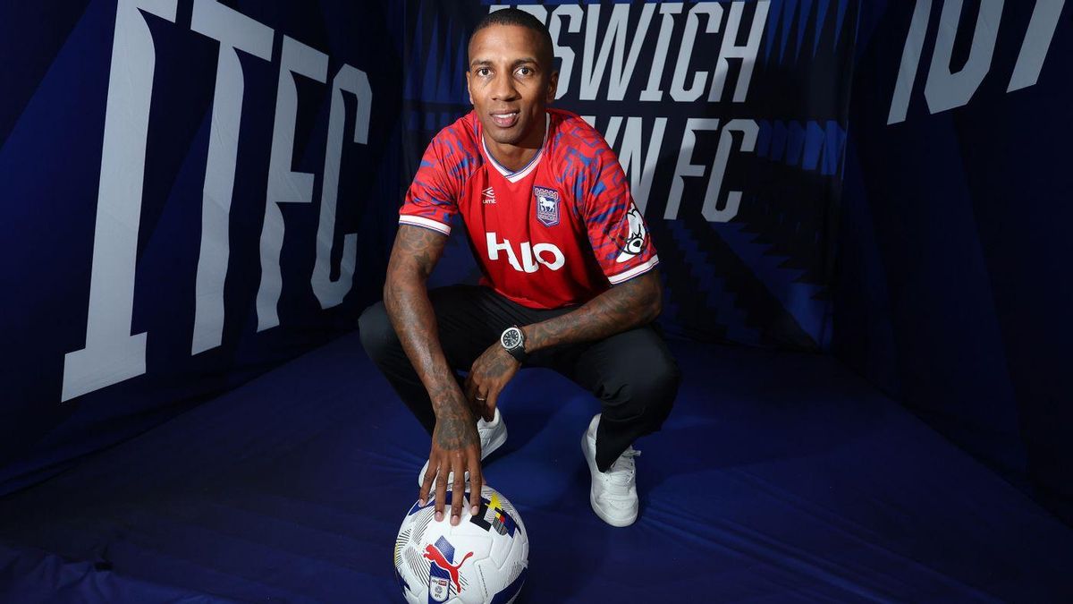Ashley Young se une al Ipswich Town en un contrato de una temporada