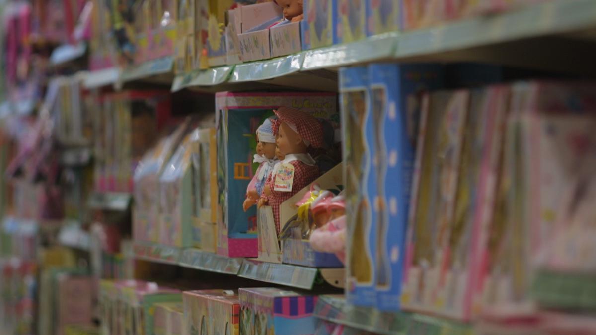 Los estantes de una juguetería en Alicante.