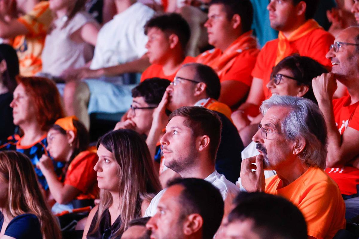 Búscate en la galería de Super: Así se vivió el Barça–Valencia Basket en el Roig Arena