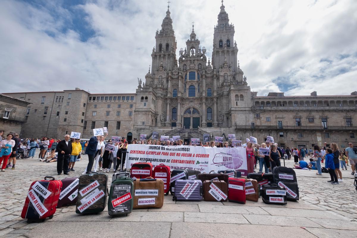 Familiares y víctimas del descarrilamiento en la concentración en el Obradoiro