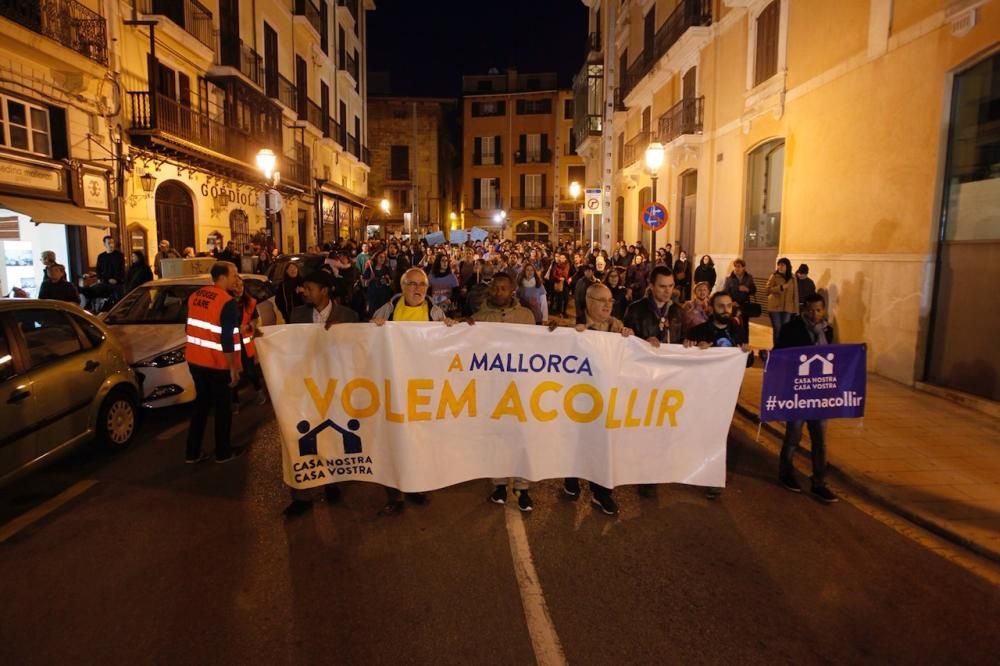 Mehrere tausend Personen haben am Samstag (18.2.) auf Mallorca für die Aufnahme von Flüchtlingen demonstriert. Die Teilnehmer zogen am Abend von der Plaça Major in Palma in Richtung Borne, wo symbolisch Kerzen entzündet wurden.
