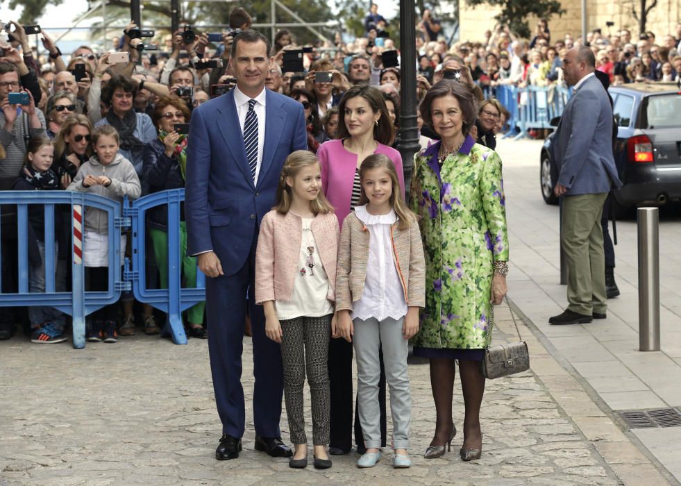 Los Reyes asisten a la misa de Pascua