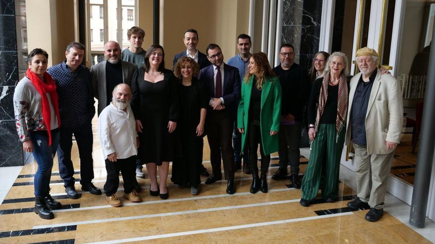 El elenco de «La rosa del azafrán» y los gestores del festival, en el Campoamor: empezando por la izquierda, Sara Cano, Juan Carlos Talavera, Carlos Mesa, Emilio Gavira, Javier Gallardo, María Zapata, Beatriz Díaz, Damián del Castillo, David Álvarez –concejal de Cultura de Oviedo–, Nacho García, Anabel Santiago, Cosme Marina –director artístico del festival–, Rut Ruisánchez –presidenta de la Capilla Polifónica «Ciudad de Oviedo»–, Vicky Peña y Mario Gas.