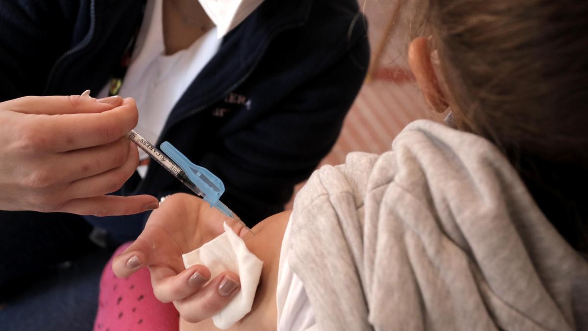 Una niña recibe una vacuna contra el COVID.