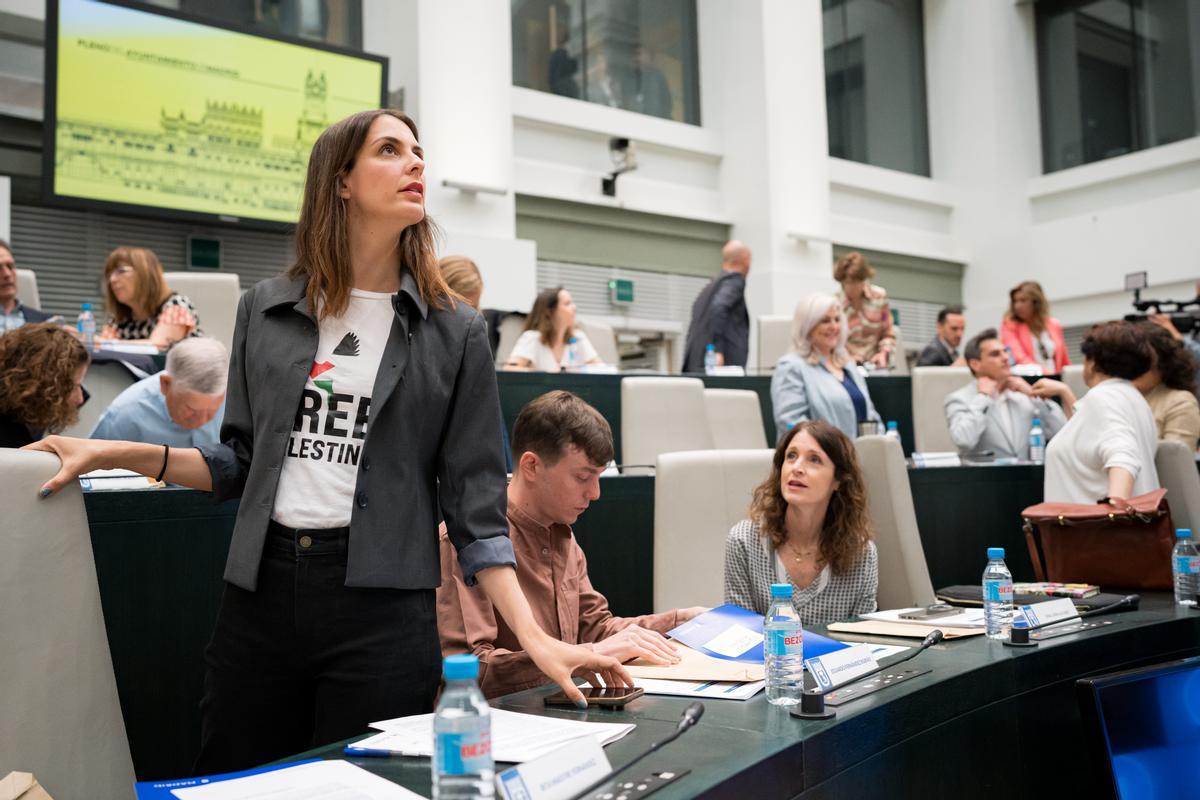 La portavoz de Más Madrid, Rita Maestre (1i), a su llegada a un pleno del Ayuntamiento de Madrid, en el Palacio de Cibeles, a 28 de mayo de 2024, en Madrid (España).Cibeles ha arrancado el Pleno con un minuto de silencio por las víctimas civiles de Gaza compartido con Ucrania, a petición de Más Madrid. Durante la sesión plenaria, el Partido Popular ha presentado hoy en el Pleno ordinario del Ayuntamiento de Madrid una moción en defensa de la tauromaquia. 28 MAYO 2024;MADRID;PP;PLENO DEL AYUNTAMIENTO;TAUROMAQUIA Diego Radamés / Europa Press 28/05/2024 / RITA MAESTRE;Diego Radamés